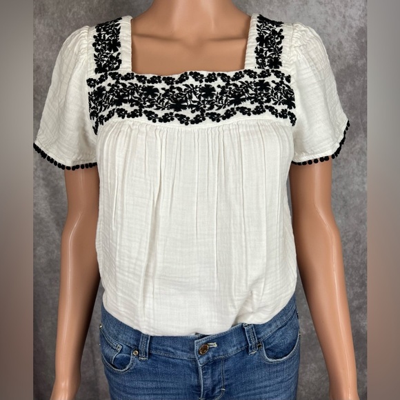 Old Navy Tops - Old Navy white & Black Peasant Top Sz. XS
